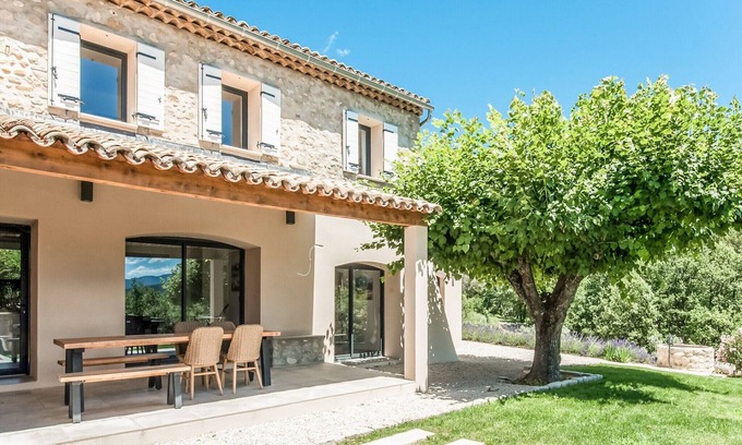 Vaison-la-Romaine House | Holiday Home in Vaison la Romaine with Pool