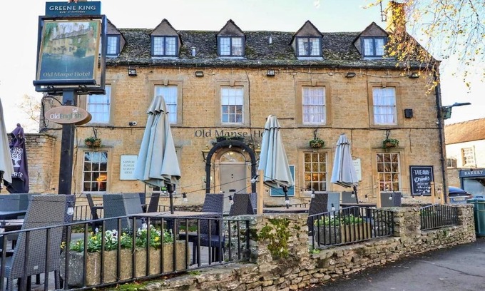 Little Rissington Cottage | Holiday Home in Cotswolds with Hot Tub