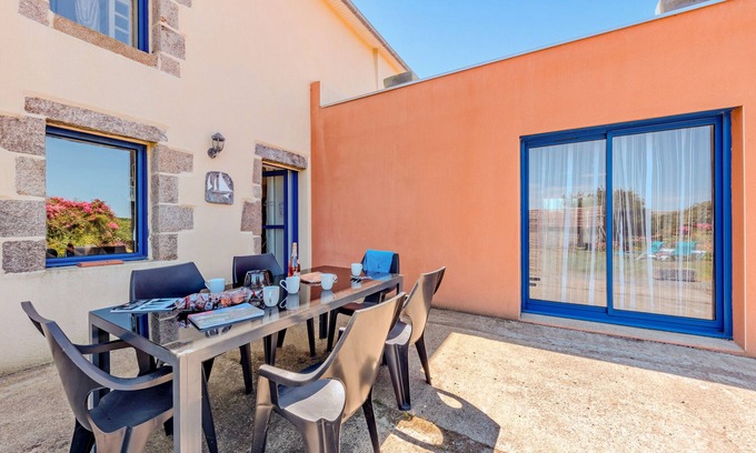 Cleder House | Holiday Home 'Gîte De Pen Ar Mor' with Private Terrace, Private Garden and Wi-Fi