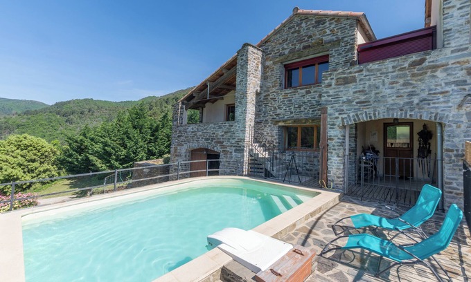 Malbosc House | Holiday Home 'Gite Des Ressources' with Mountain View, Shared Pool and Wi-Fi