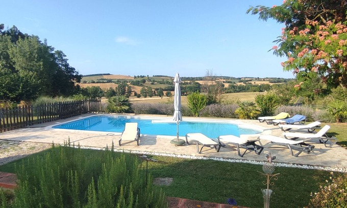 Aussac House | Holiday Home 'Gîte Le Cerisier' with Pool, Wi-Fi and Air Conditioning