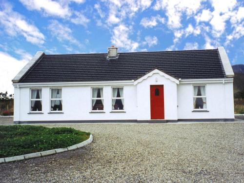 Valley House | Holiday Home Glenvale Cottage by Interhome