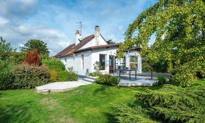 Coulogne House | Holiday Home 'Grande Maison Familliale' with Private Terrace, Private Garden and Wi-Fi