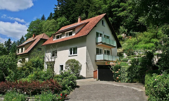 Am Bach House | Holiday Home 'Haus Am Waldrand' with Mountain View, Private Terrace and Wi-Fi