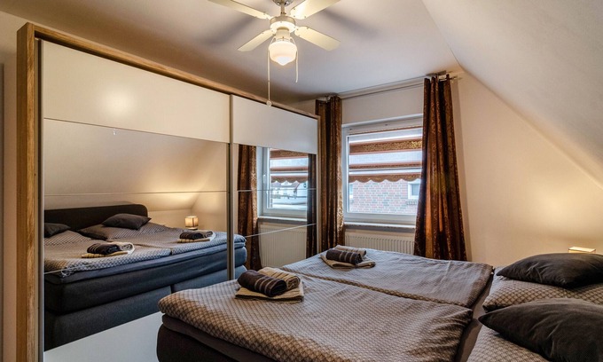 Heppens House | Holiday Home 'Haus Mit Garten Und Kamin' with Terrace, Private Garden and Wi-Fi