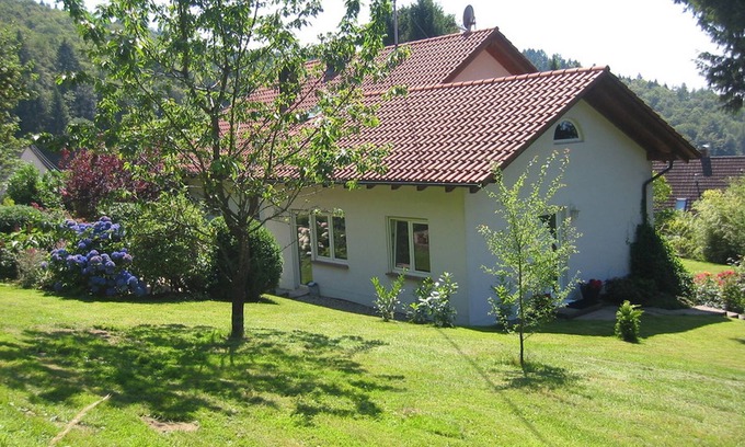 Lipburg House | Holiday Home 'Häusle' with Mountain View, Private Terrace and Wi-Fi