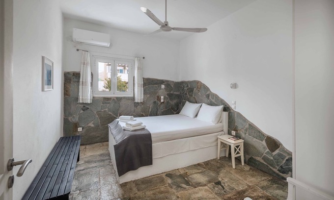 Serifos House | Holiday Home 'House Avlomonas' with Private Terrace, Wi-Fi and Air Conditioning