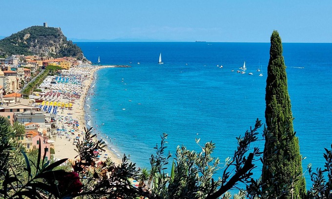 Varigotti House | Holiday Home 'Il Carrubo' with Sea View, Wi-Fi and Air Conditioning