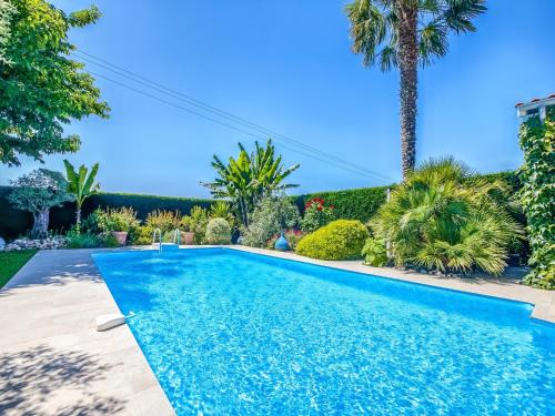 Barry-d'Islemade House | Holiday Home in Barry-d'Islemade with Pool