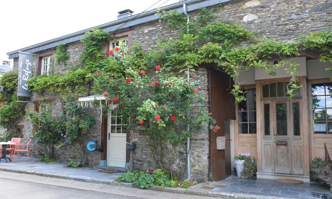Gembes House | Holiday Home in Bièvre with Terrace