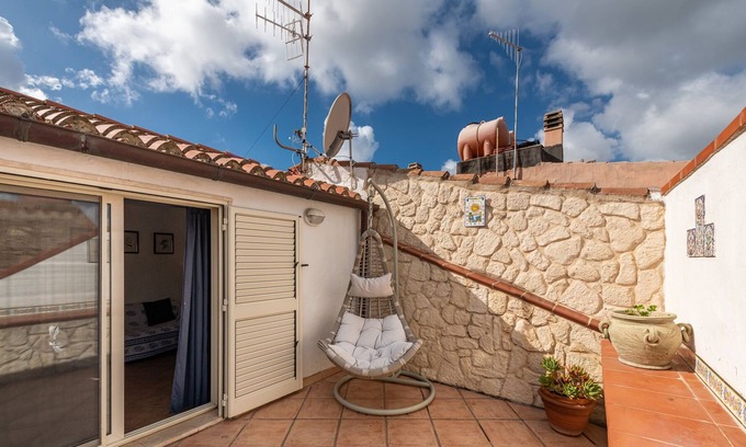 Carloforte House | Holiday Home in Central Location with Wi-Fi, Air Conditioning and Terrace