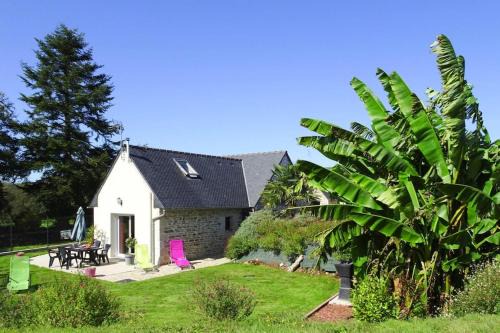 Guerlesquin House | Holiday Home in Guerlesquin near Lake