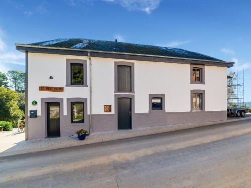 Nadrin House | Holiday Home in Houffaliz with Garden
