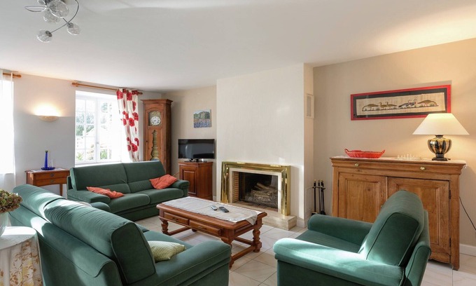Lanrelas House | Holiday Home in Lanrelas near Rance River