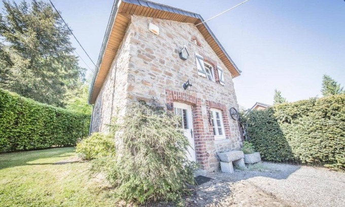 Harre Cottage | Holiday Home in Manhay with Garden BBQ