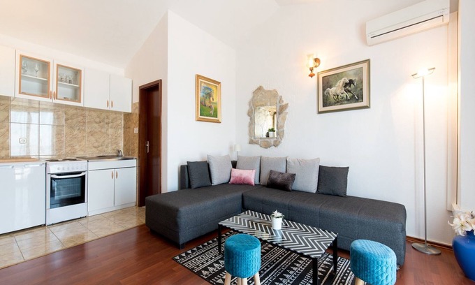 Podstrana House | Holiday Home in Podstrana near Beach