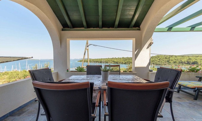 Veli Rat House | Holiday Home in Veli Rat near Saharun
