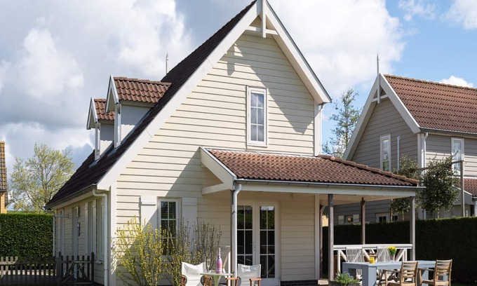 Wemeldinge House | Holiday Home in Zeeland with Garden