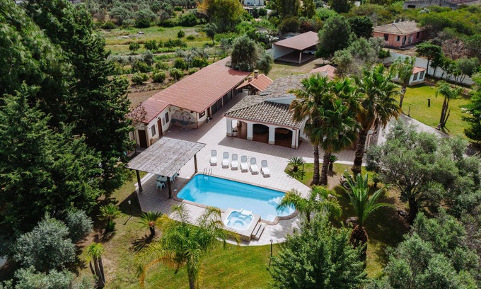 Quartu Sant'Elena House | Holiday Home 'Villa Hollywood Con Piscina' with Private Pool, Private Terrace and Wi-Fi