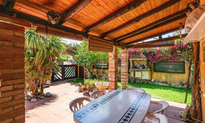 Capitana House | Holiday Home 'Grazioso Villino' with Private Terrace, Private Garden and Air Conditioning