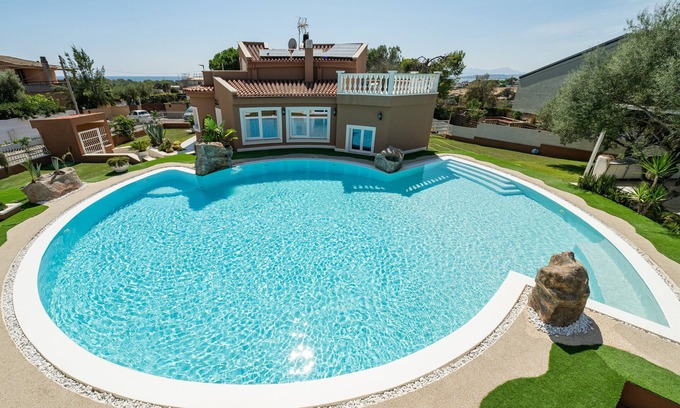 Quartu Sant'Elena House | Holiday Home 'Villa Leon with Private Pool' with Sea View, Wi-Fi and Air Conditioning