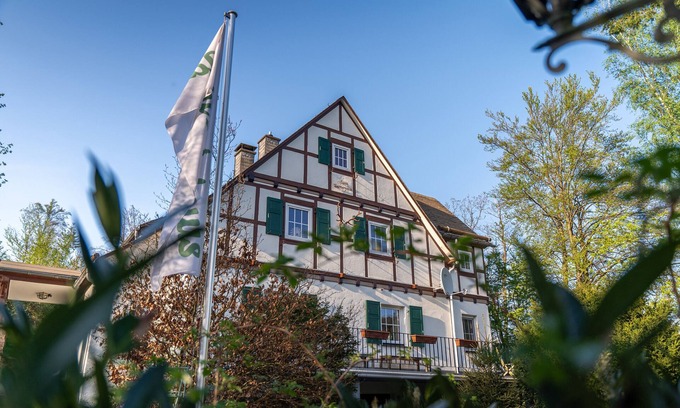 Brilon House | Holiday Home 'Jachthuus Mit Anbau' with Mountain View, Private Terrace and Wi-Fi