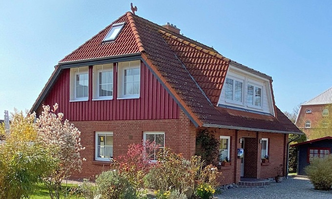 Kopendorf House | Holiday Home 'Kleiner Leuchtturm-Backbord' with Private Terrace, Private Garden and Wi-Fi