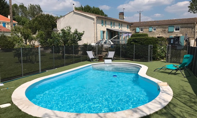 Saint-Crepin House | Holiday Home 'L'abricotier' with Shared Pool, Wi-Fi and Air Conditioning