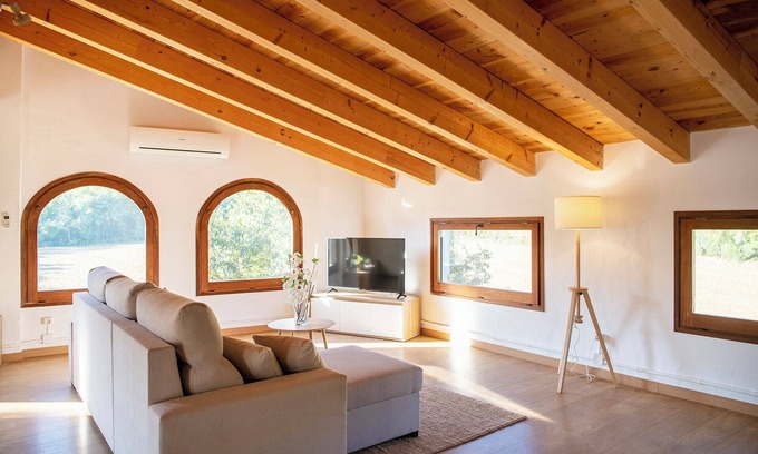 Beguda House | Holiday Home 'L'Altell' with Mountain Views, Wi-Fi and Air Conditioning