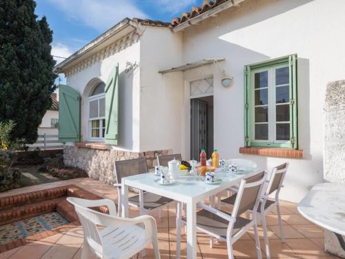 Le Grand Large House | Holiday Home Les violettes 2 by Interhome