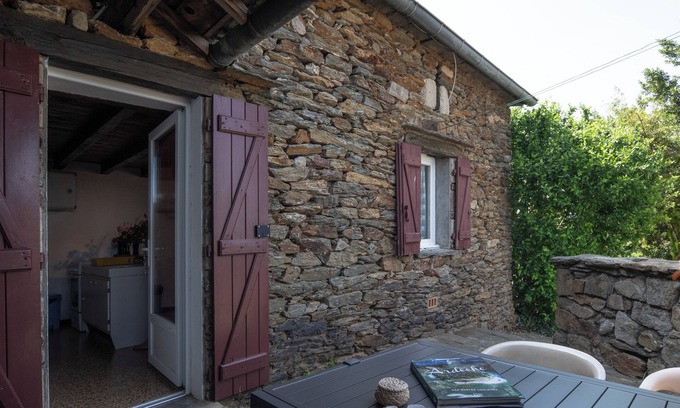 Gravieres House | Holiday Home 'La Clède' with Mountain View, Shared Pool and Air Conditioning