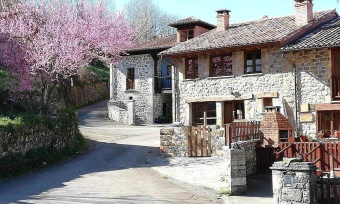 Bobia de Abajo House | Holiday Home 'La Corte Del Rondiellu 2' with Mountain View, Private Terrace and Wi-Fi