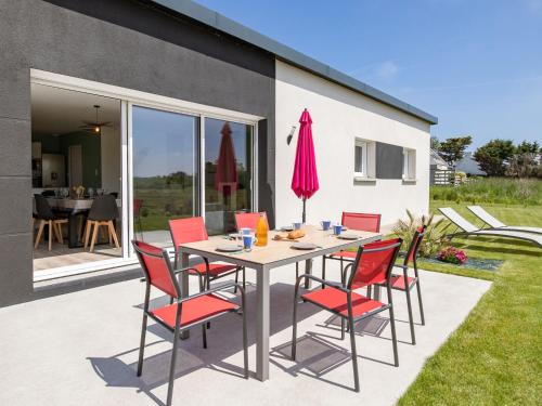 Brignogan-Plage House | Holiday Home La maison du Lividig by Interhome