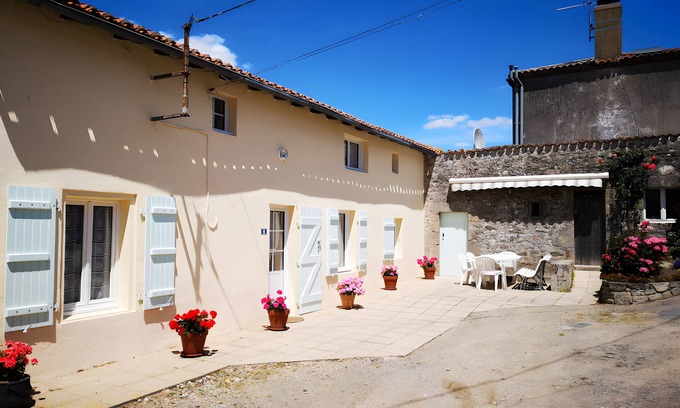 Les Herbiers House | Holiday Home 'La Marguerite À La Campagne' with Private Terrace, Private Garden and Wi-Fi