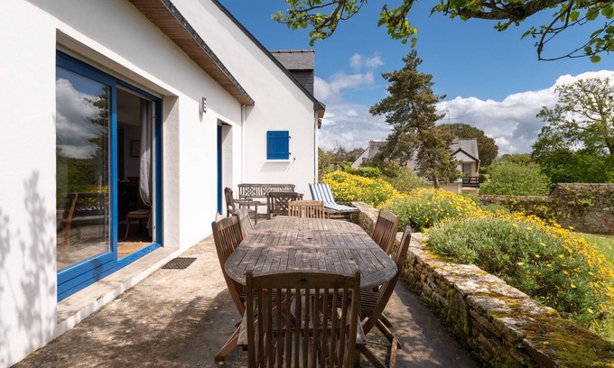 Arzon House | Holiday Home 'La Maison Aux Volets Bleus' with Private Terrace and Private Garden