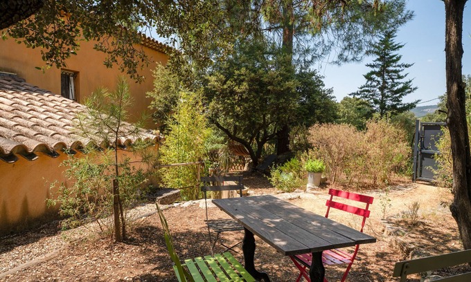 Bedoin House | Holiday Home 'La Poulido' with Private Terrace, Private Garden and Wi-Fi