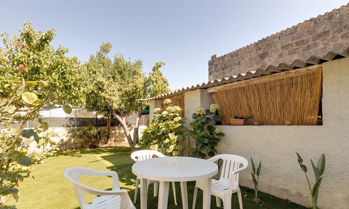 Magomadas House | Holiday Home 'La Stazione di Teresa' with Garden & Wi-Fi