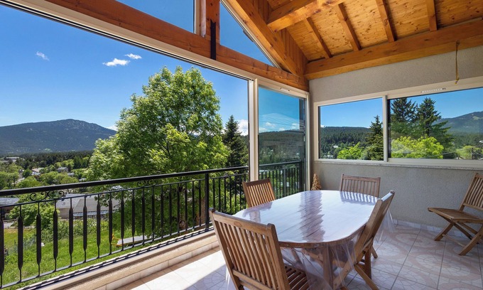 Formigueres House | Holiday Home 'Le Calmadou' with Mountain View, Private Terrace and Wi-Fi