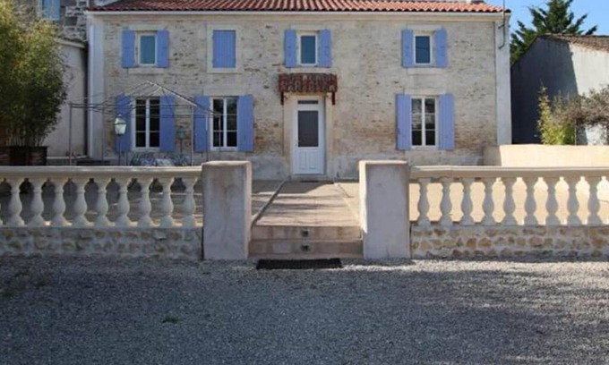 Romegoux House | Holiday Home 'Le Domaine Des 3 Îles' with Private Terrace, Private Garden and Wi-Fi