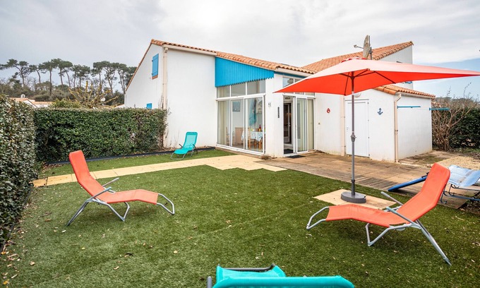 Jard-sur-Mer House | Holiday Home 'Le Parc De La Grande' with Shared Pool and Private Garden