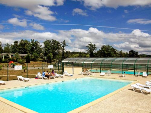 Beynat House | Holiday Home Les Hameaux de Miel-Chalet 6 pers- by Interhome