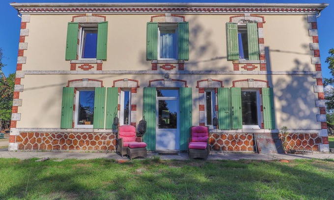 Trensacq House | Holiday Home 'Les Maisons Des Houssats' with Shared Pool, Private Terrace and Wi-Fi