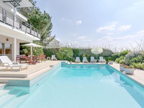 Mimizan-Plage House | Holiday Home Les Pinasses by Interhome