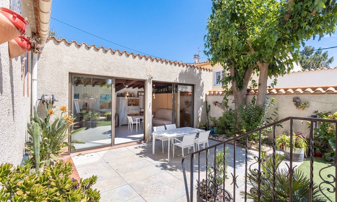 Villemolaque House | Holiday Home 'Lina' with Private Terrace, Wi-Fi and Air Conditioning