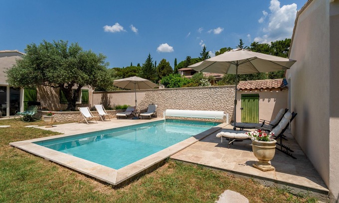 Bedoin House | Holiday Home 'Lou Cigaloun' with Shared Pool, Wi-Fi and Air Conditioning