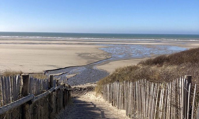 Boulogne-sur-Mer House | Holiday Home 'Maison Familiale Proche Mer' with Private Terrace and Wi-Fi