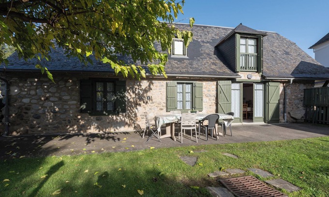 Arcizans-Avant House | Holiday Home 'Maison Anthian' with Private Terrace, Private Garden and Wi-Fi