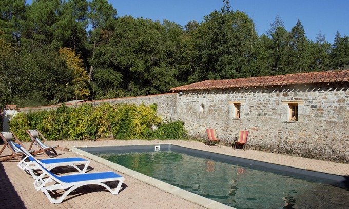 La Jaudonniere House | Holiday Home 'Maison Familiale Avec Piscine' with Private Pool, Private Terrace and Wi-Fi