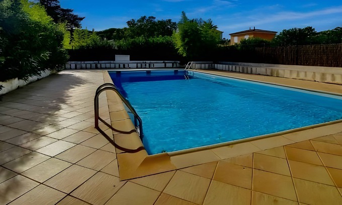 Plage de la Garonnette House | Holiday Home 'Maison A 130m De La Plage' with Shared Pool, Wi-Fi and Air Conditioning