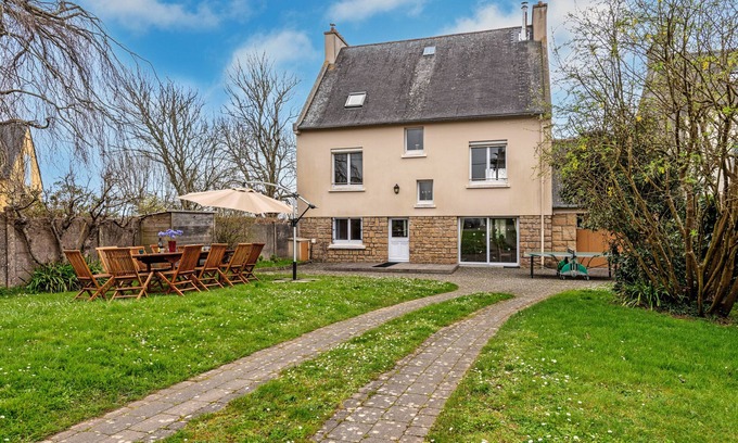 Morgat House | Holiday Home 'Maison 15pers 300m De La Plage' with Private Terrace, Private Garden and Wi-Fi